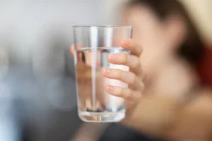 importancia de beber agua para mantener una buena hidratación