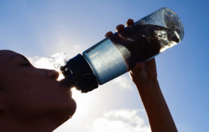 importancia de beber agua para mantener una buena hidratación