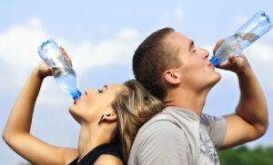 Importancia de la hidratación al hacer ejercicio y recomendaciones para beber agua durante la actividad física