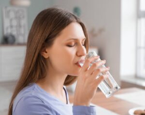importancia de beber agua para mantener una buena hidratación