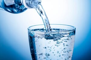 Importancia de la hidratación al hacer ejercicio y recomendaciones para beber agua durante la actividad física