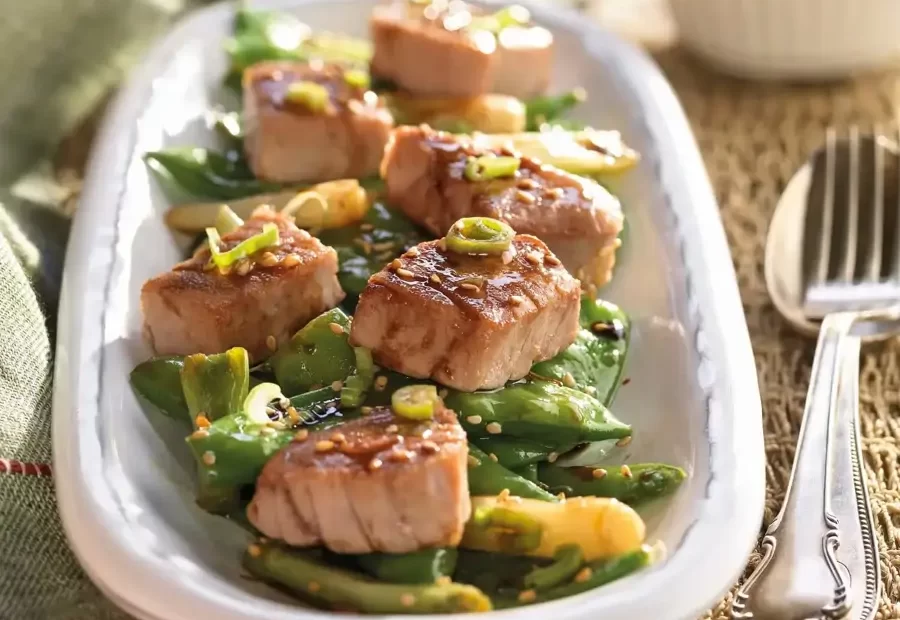 bonito con tirabeques y verduras saludables